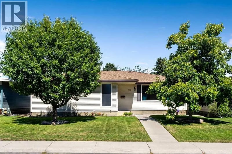 28 Brazeau Crescent Southwest, Calgary, Alberta, T2W0Z1, Calgary, Alberta — photo 1 of 5