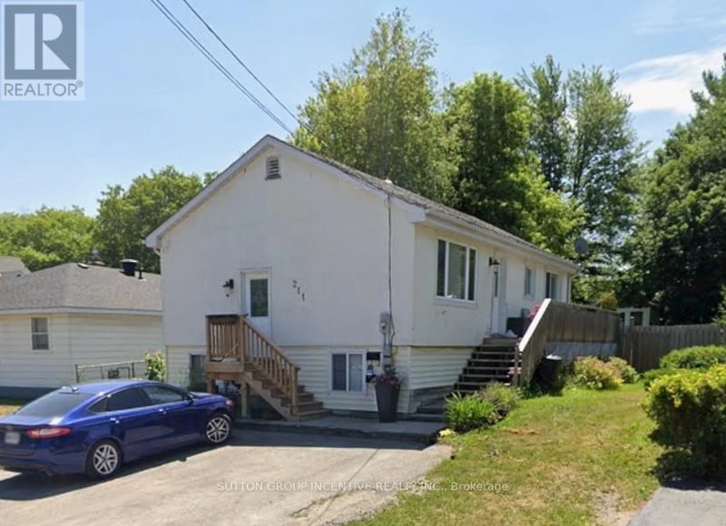 #Lower 211 Cliff Road, Barrie (South Shore), Ontario, L4N3X5, Barrie (South Shore), Ontario — photo 1 of 5