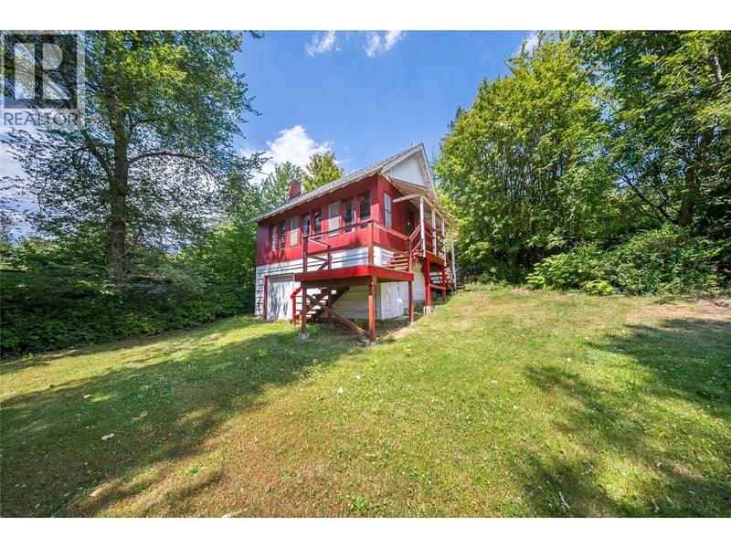 3824 Broadwater Road, Castlegar, British Columbia, V0G1X0, Castlegar, British Columbia — photo 1 of 5