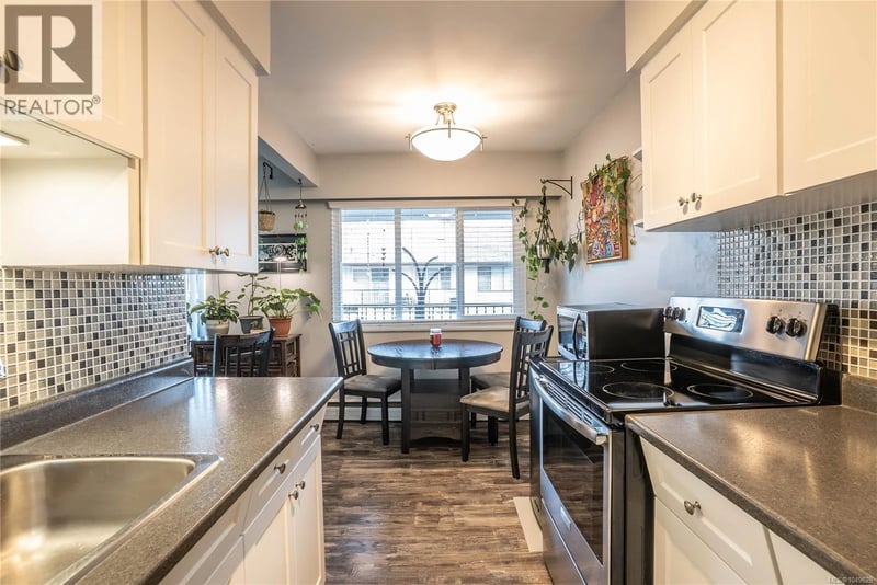 352 Burnside Road West, Saanich, British Columbia, V8Z1M1, Saanich, British Columbia — photo 1 of 5