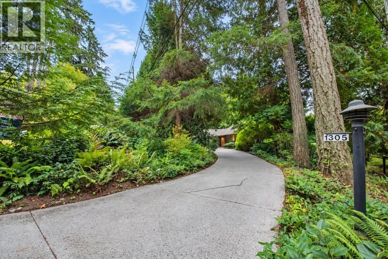 1305 GOWER POINT Road, Gibsons, British Columbia, V0N1V3, Gibsons, British Columbia — photo 1 of 5