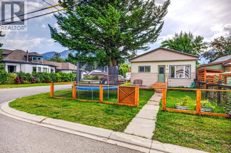 1092 5TH Avenue, Fernie, British Columbia, V0B1M0, Fernie, British Columbia — photo 1 of 5