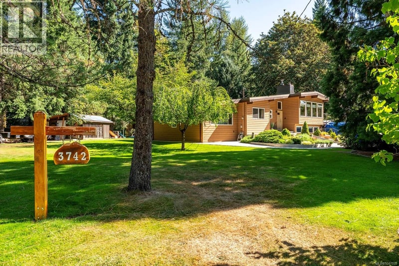 3742 James Crescent, Black Creek, British Columbia, V9J1E9, Black Creek, British Columbia — photo 1 of 5