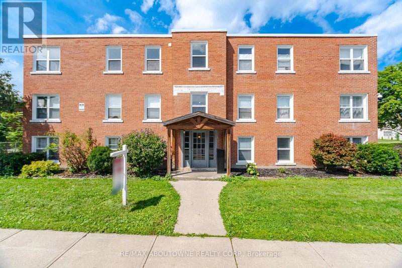 #5 133 North Service Road East, Oakville (CP College Park), Ontario, L6H1A3, Oakville (CP College Park), Ontario — photo 1 of 5