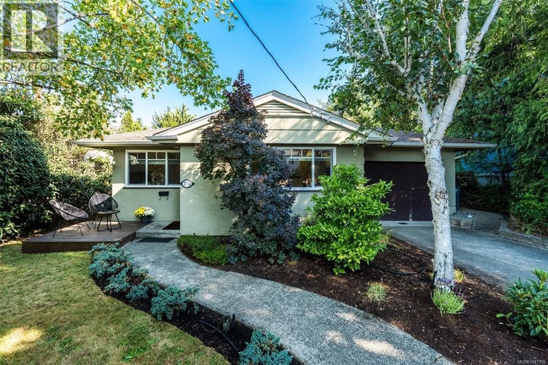 1752 Kisber Avenue, Saanich, British Columbia, V8P2W7, Saanich, British Columbia — photo 1 of 5