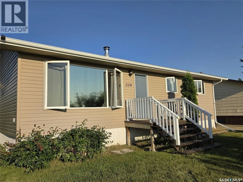 220 4TH STREET NW, Wadena, Saskatchewan, S0A4J0, Wadena, Saskatchewan — photo 1 of 5