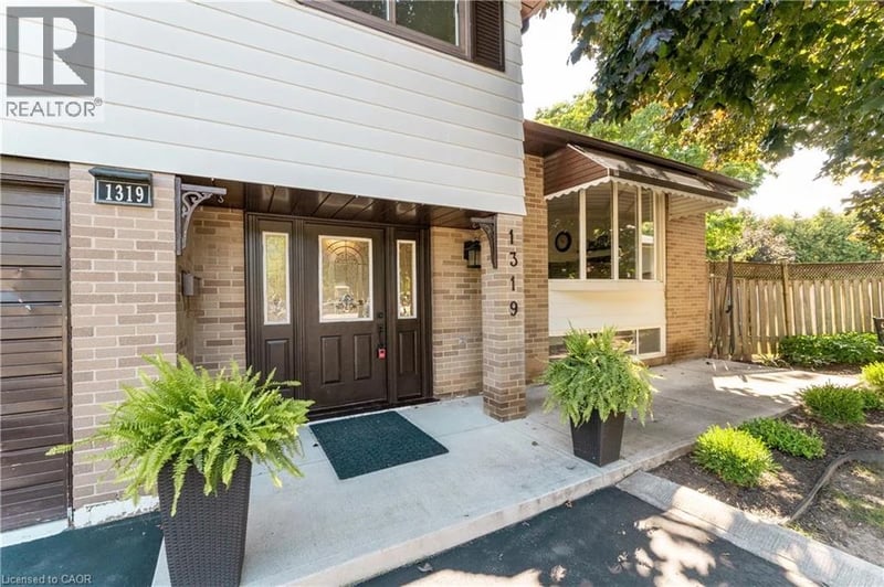 1319 SHERWOOD Court, Burlington, Ontario, L7M1C8, Burlington, Ontario — photo 1 of 5