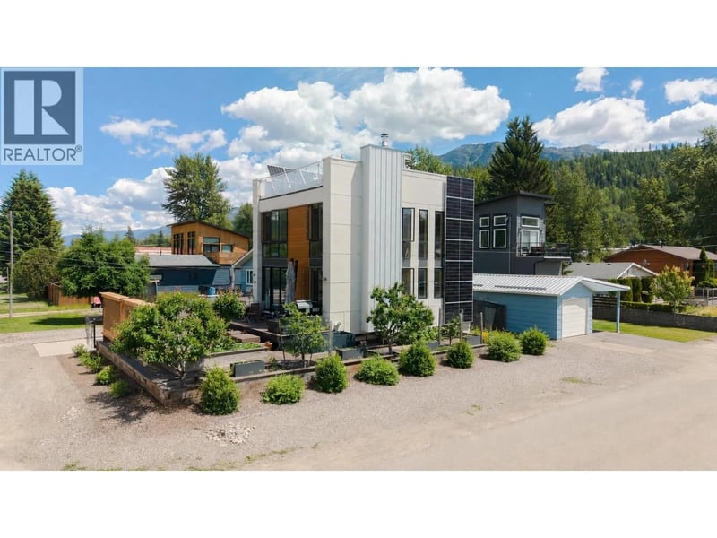1502 2nd Avenue, Fernie, British Columbia, V0B1M0, Fernie, British Columbia — photo 1 of 5