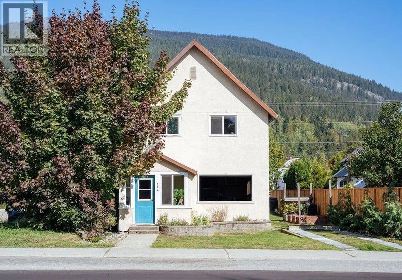 204 Third Street East, Revelstoke, British Columbia, V0E2S0, Revelstoke, British Columbia — photo 1 of 5