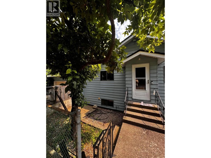 2205 NINTH Avenue, New Westminster, British Columbia, V3M3H1, New Westminster, British Columbia — photo 1 of 5