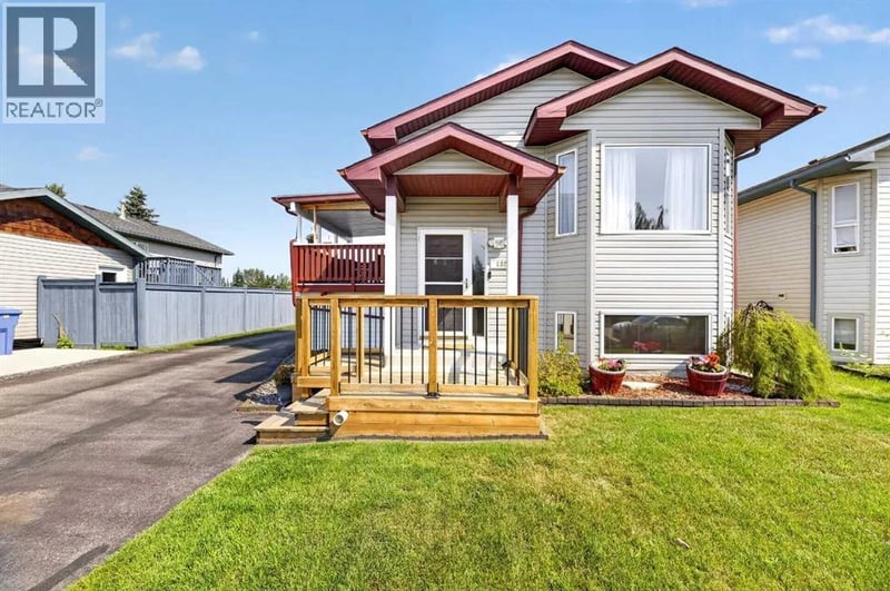 132 Meadowpark Drive, Carstairs, Alberta, T0M0N0, Carstairs, Alberta — photo 1 of 5