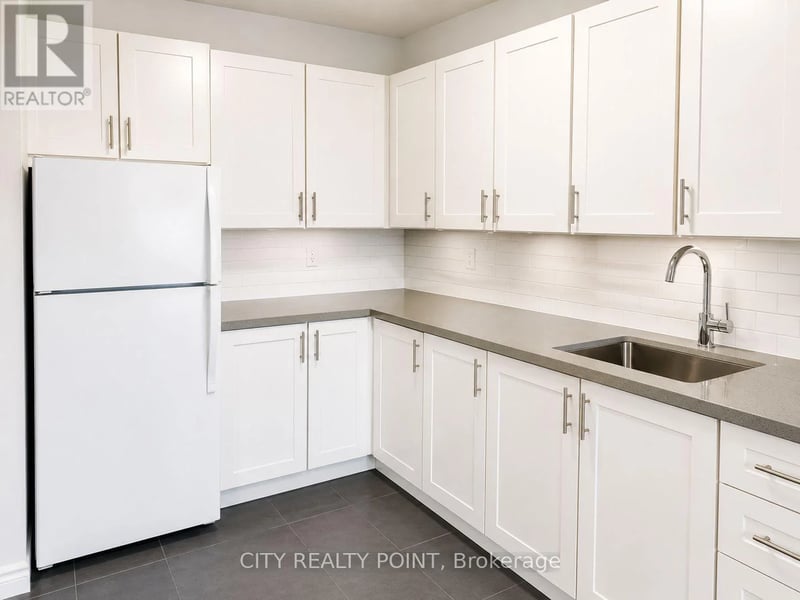 #701 525 Eglinton Avenue East, Toronto (Mount Pleasant East), Ontario, M4P2P6, Toronto (Mount Pleasant East), Ontario — photo 1 of 5