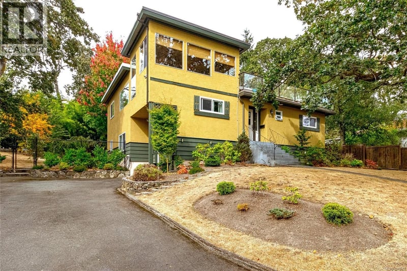 644 Fernhill Road, Esquimalt, British Columbia, V9A4Y9, Esquimalt, British Columbia — photo 1 of 5
