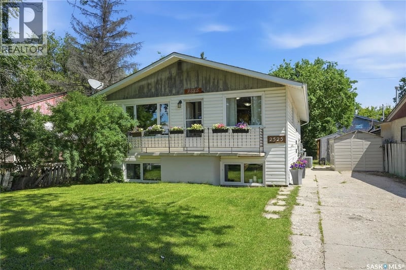2525 McPherson AVENUE, Saskatoon, Saskatchewan, S7J0T2, Saskatoon, Saskatchewan — photo 1 of 5