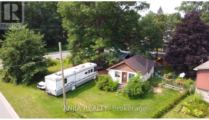 2 Oak Avenue, East Gwillimbury (Holland Landing), Ontario, L9N1A1, East Gwillimbury (Holland Landing), Ontario — photo 1 of 5