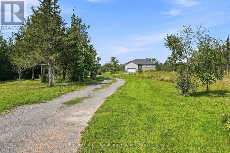 402 Black Road, Prince Edward County (Sophiasburg Ward), Ontario, K0K1W0, Prince Edward County (Sophiasburg Ward), Ontario — photo 1 of 5