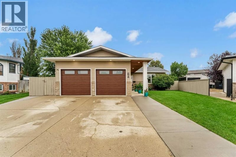 64 Shannon Drive Southeast, Medicine Hat, Alberta, T1B4C1, Medicine Hat, Alberta — photo 1 of 5