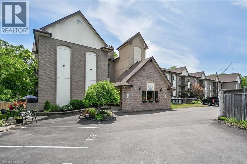 #202 20 JOHN Street, Grimsby, Ontario, L3M1X5, Grimsby, Ontario — photo 1 of 5