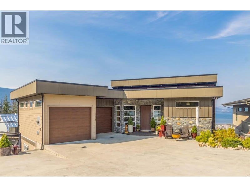 1061 19 Avenue Southeast, Salmon Arm, British Columbia, V1E0E6, Salmon Arm, British Columbia — photo 1 of 5