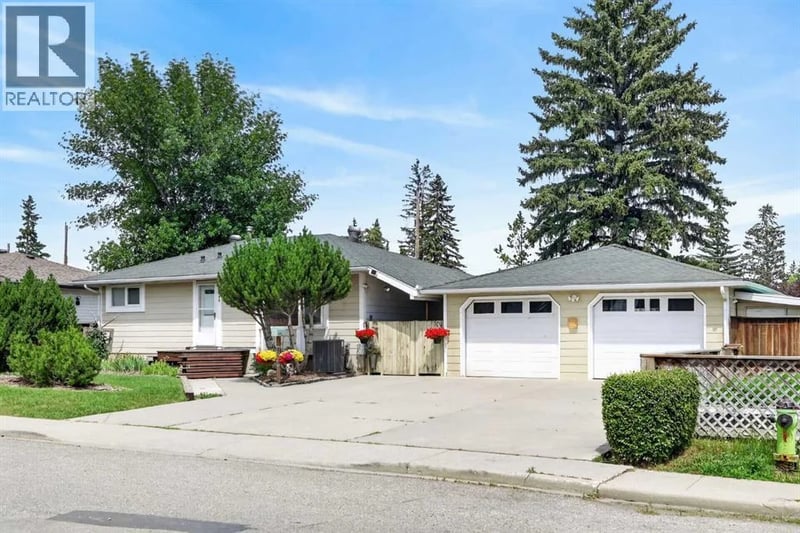 8008 36 Avenue Northwest, Calgary, Alberta, T3B1W3, Calgary, Alberta — photo 1 of 5