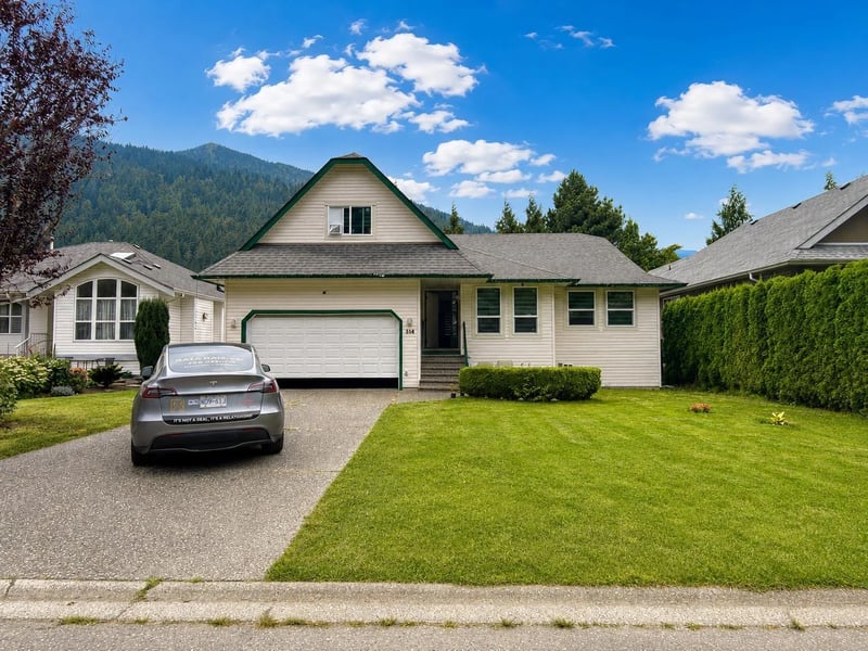 314 MIAMI RIVER Drive, Harrison Hot Springs, British Columbia, V0M1K0, Harrison Hot Springs, British Columbia — photo 1 of 5