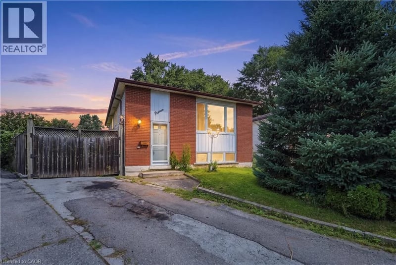 15 DUNCAIRN Court, Hamilton, Ontario, L9C6G2, Hamilton, Ontario — photo 1 of 5