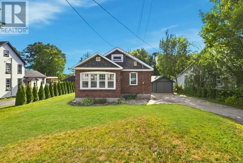 40 WAUBEEK Street, Parry Sound, Ontario, P2A1C2, Parry Sound, Ontario — photo 1 of 5