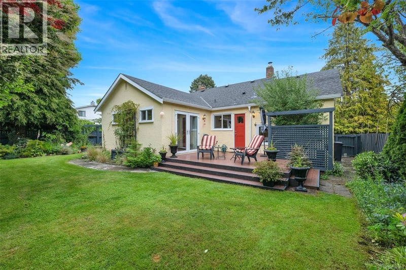 868 Hampshire Road, Oak Bay, British Columbia, V8S4S5, Oak Bay, British Columbia — photo 1 of 5