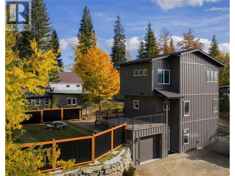 2690 Monte Christo Street, Rossland, British Columbia, V0G1Y0, Rossland, British Columbia — photo 1 of 5