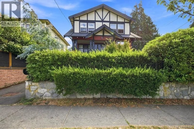 #2 307 Moss Street, Victoria, British Columbia, V8V4M7, Victoria, British Columbia — photo 1 of 5