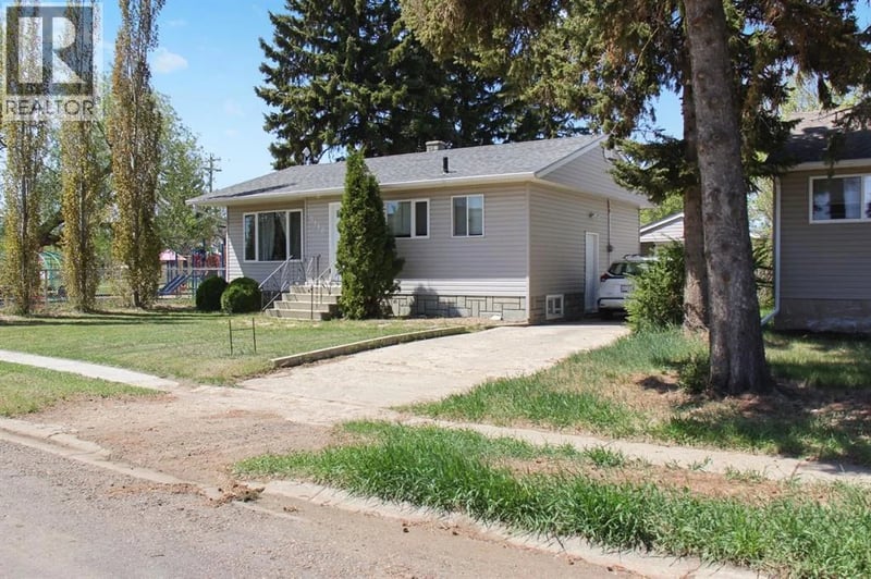 5110 51 Street, Daysland, Alberta, T0B1A0, Daysland, Alberta — photo 1 of 5