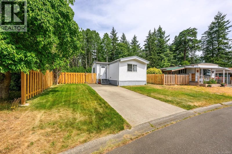 2140 Stadacona Drive, Comox, British Columbia, V9M3P7, Comox, British Columbia — photo 1 of 5
