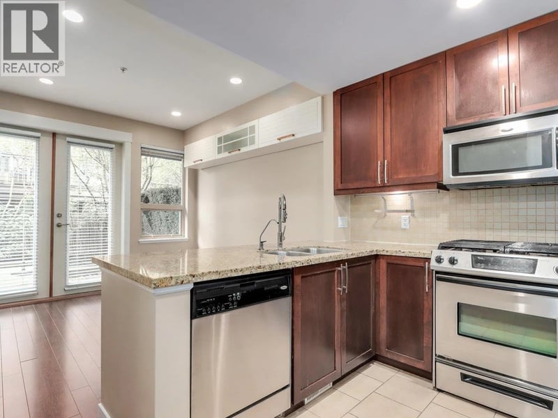 319 15TH Street, North Vancouver, British Columbia, V7L2R6, North Vancouver, British Columbia — photo 1 of 5