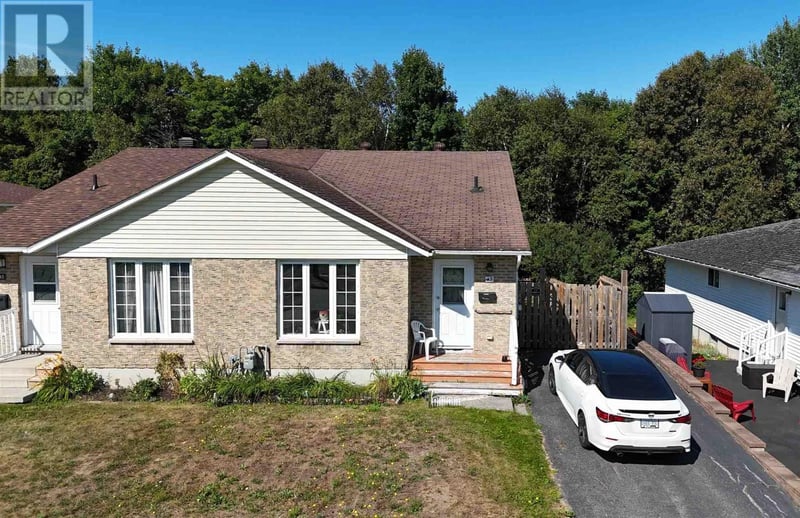 43 Capillo RD, Elliot Lake, Ontario, P5A2Z5, Elliot Lake, Ontario — photo 1 of 5