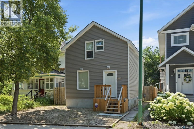 215 26th STREET W, Saskatoon, Saskatchewan, S7L0C3, Saskatoon, Saskatchewan — photo 1 of 5