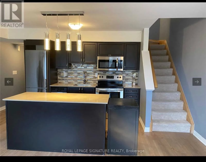 #4 161 William Duncan Road, Toronto (Downsview-Roding-CFB), Ontario, M3K0B9, Toronto (Downsview-Roding-CFB), Ontario — photo 1 of 5