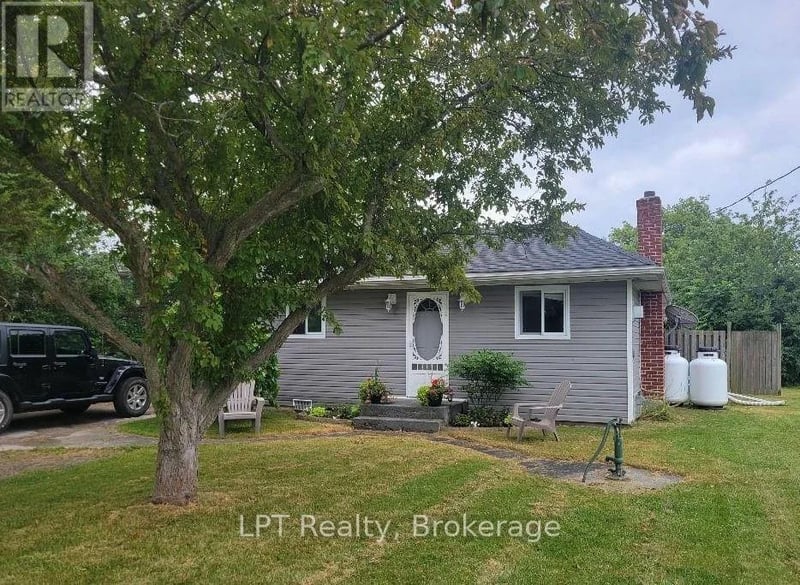 17 Bay Avenue, Prince Edward County (Ameliasburg Ward), Ontario, K0K1T0, Prince Edward County (Ameliasburg Ward), Ontario — photo 1 of 5