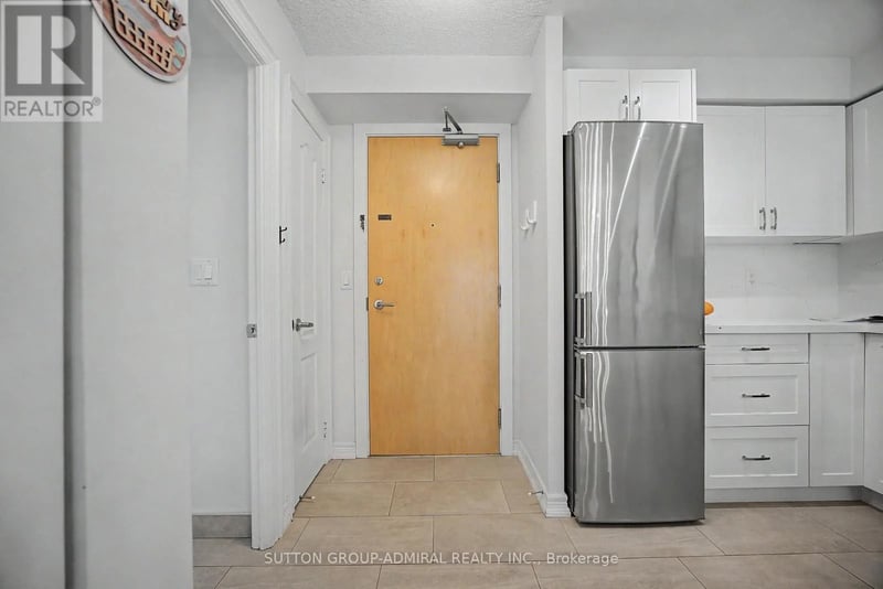 #706 212 Eglinton Avenue, Toronto (Mount Pleasant West), Ontario, M4P0A3, Toronto (Mount Pleasant West), Ontario — photo 1 of 5