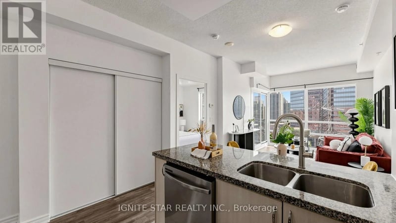 #1201 5740 Yonge Street, Toronto (Newtonbrook West), Ontario, M2M0B1, Toronto (Newtonbrook West), Ontario — photo 1 of 5