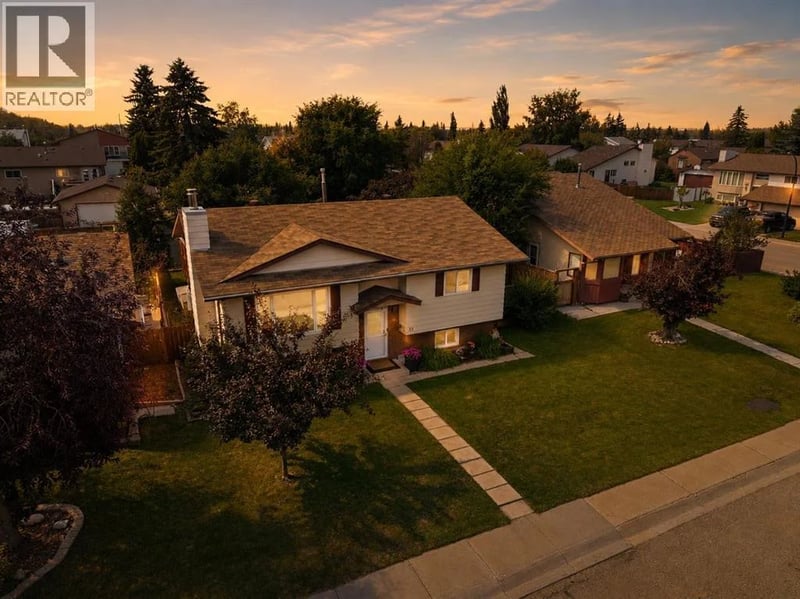53 Reeves Crescent, Red Deer, Alberta, T4N2Z4, Red Deer, Alberta — photo 1 of 5