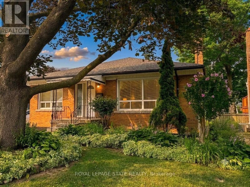 20 Lloyd Manor Road, Toronto (Princess-Rosethorn), Ontario, M9B5H6, Toronto (Princess-Rosethorn), Ontario — photo 1 of 5