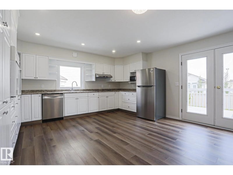 1028 James CR NW, Edmonton, Alberta, T6L6P6, Edmonton, Alberta — photo 1 of 5