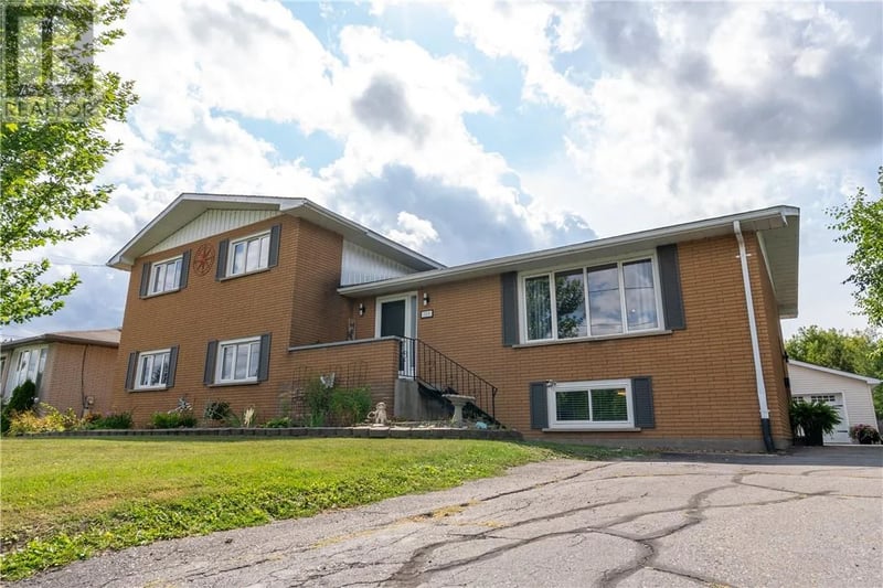 189 Rayside Avenue, Azilda, Ontario, P0M1B0, Azilda, Ontario — photo 1 of 5