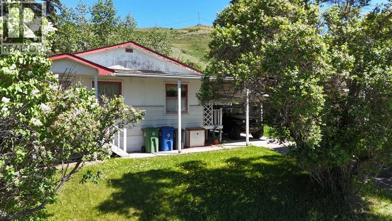 332 Third Street West, Cochrane, Alberta, T4C1Z6, Cochrane, Alberta — photo 1 of 5