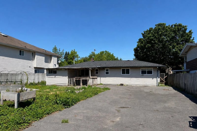 14086 72 Avenue, Surrey, British Columbia, V3W2P8, Surrey, British Columbia — photo 1 of 5