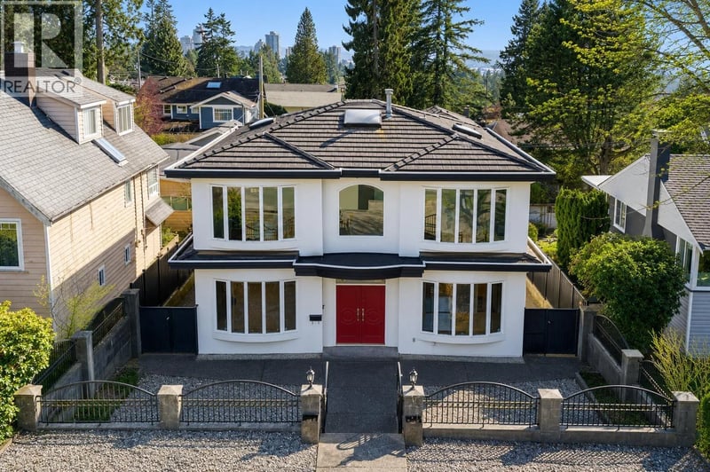 213 28TH Street, North Vancouver, British Columbia, V7N2H9, North Vancouver, British Columbia — photo 1 of 5