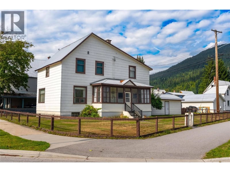514 Fourth Street East, Revelstoke, British Columbia, V0E2S0, Revelstoke, British Columbia — photo 1 of 5