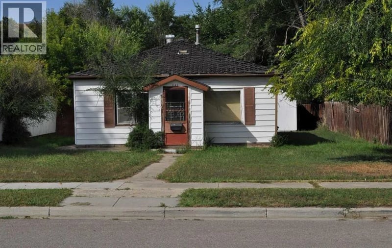 646 7 Street Southeast, Medicine Hat, Alberta, T1A1K4, Medicine Hat, Alberta — photo 1 of 5