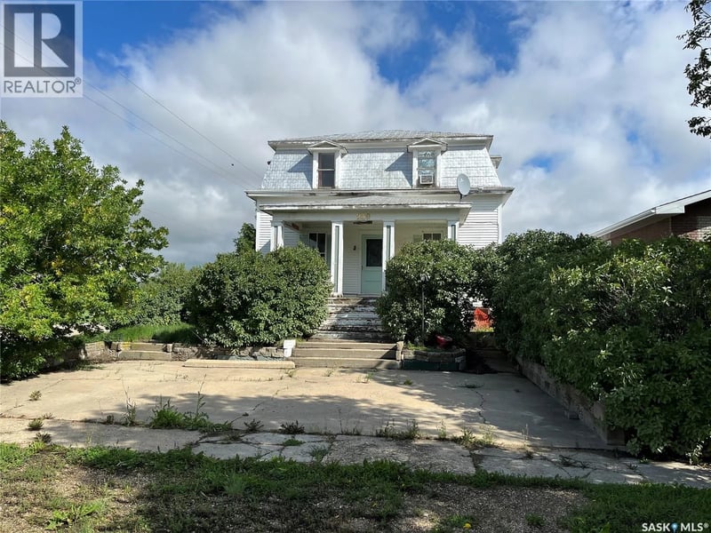 239 4th AVENUE W, Gravelbourg, Saskatchewan, S0H1X0, Gravelbourg, Saskatchewan — photo 1 of 5