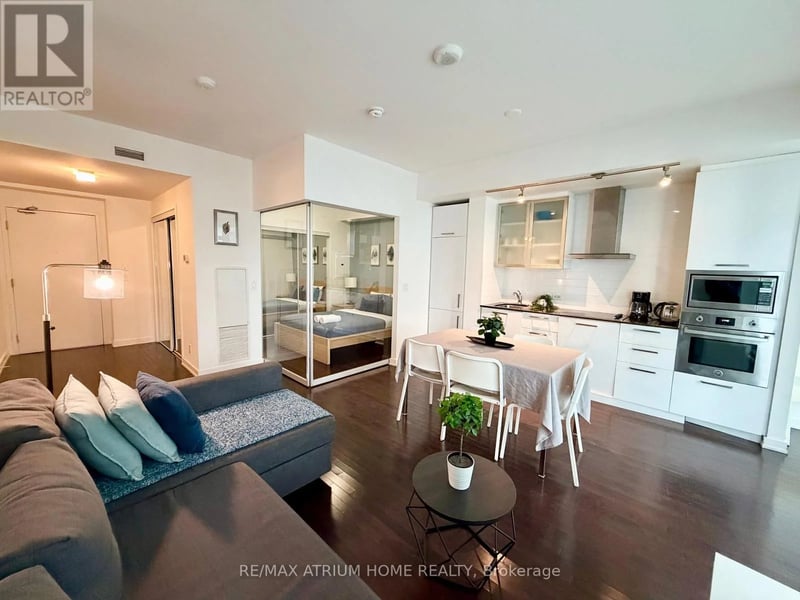 #1501 14 York Street, Toronto (Waterfront Communities), Ontario, M5J0B1, Toronto (Waterfront Communities), Ontario — photo 1 of 5